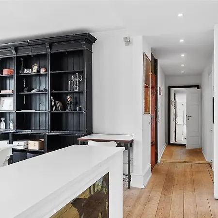 2Br Inner City Lake View Apartment *