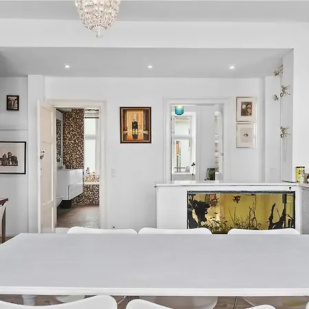 2Br Inner City Lake View Apartment *